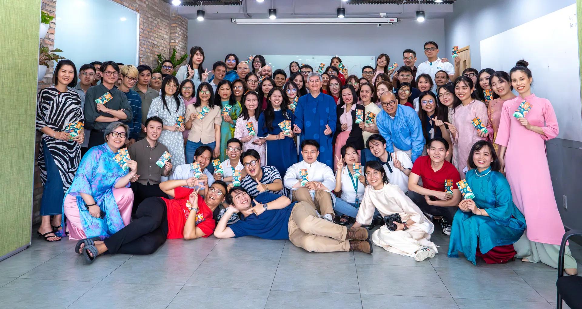 Đội ngũ TRG International trong một sự kiện công ty
