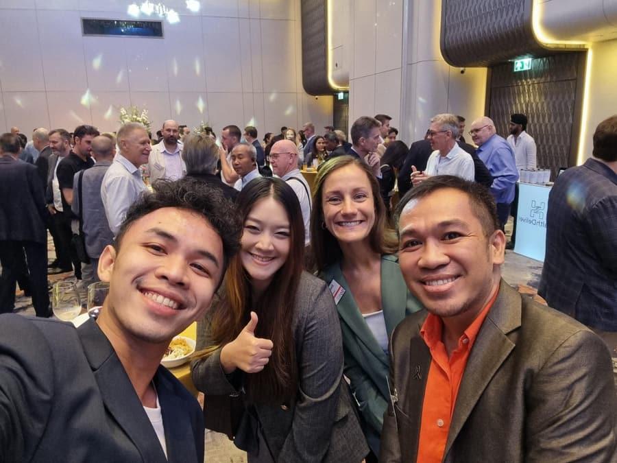 Các thành viên TRG International tươi cười